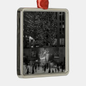 ロックフェラーの中心及びアイススケーターのクリスマス メタルオーナメント (右)