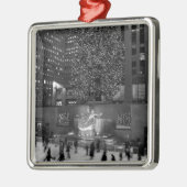 ロックフェラーの中心及びアイススケーターのクリスマス メタルオーナメント (左)