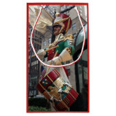 ロックフェラーセンタードラマー男の子クリスマスニューヨーク スモールペーパーバッグ (裏面)