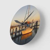 ロックポート、テキサス州港、夕暮れ時 ラウンド壁時計 (傾斜)