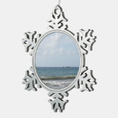 ロックリーベイ – 風光明媚なビーチオントバゴ スノーフレークピューターオーナメント (右)