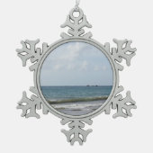 ロックリーベイ – 風光明媚なビーチオントバゴ スノーフレークピューターオーナメント (正面)