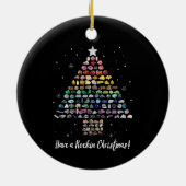 ロックンクリスマスクリスタルジェムツリーロックハウンドを持っている セラミックオーナメント (裏面)