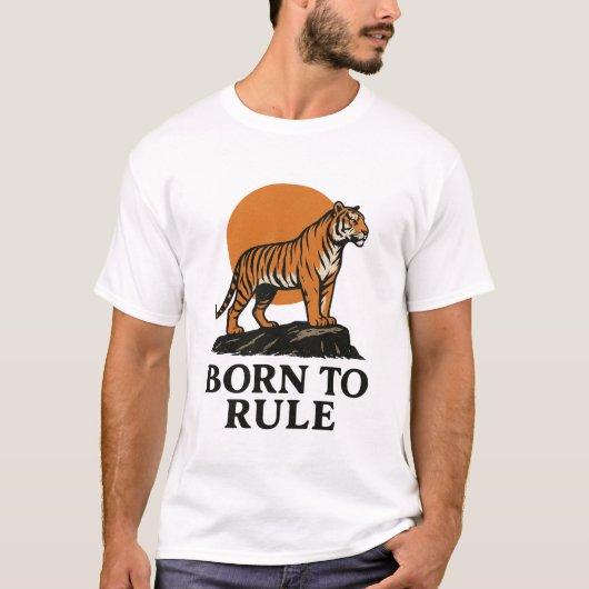 ロック上の夕焼けのトラ - 迫力ある野生動物アート Tシャツ (正面)