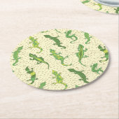 ロック登山のGeckosの黄色 – シームレスなパターン。 ラウンドペーパーコースター (アングル)