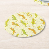 ロック登山のGeckosの黄色 – シームレスなパターン。 ラウンドペーパーコースター (アングル)