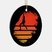 ロック登山サンセットボーダリング女性の登山者のgif セラミックオーナメント (右)