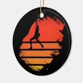 ロック登山サンセットボーダリング女性の登山者のgif セラミックオーナメント (左)