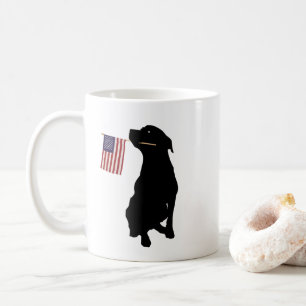 ロットワイラーがアメリカ国旗を持っている コーヒーマグカップ