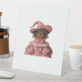 ロットワイラーの子犬がピンクの魔女に扮 – かわいいハ 台座サイン (インサイチュ)