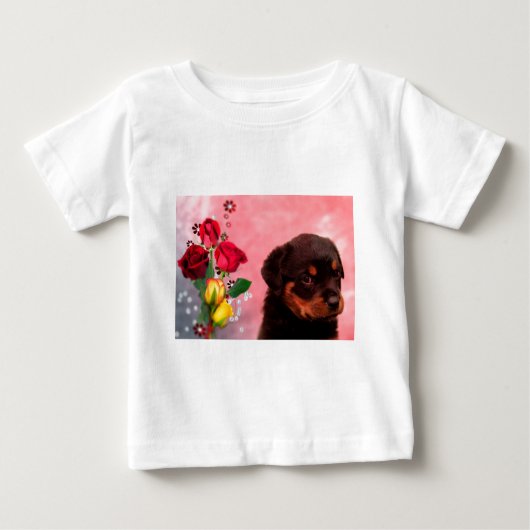 ロットワイラーの子犬と赤と黄色の花 ベビーTシャツ (正面)