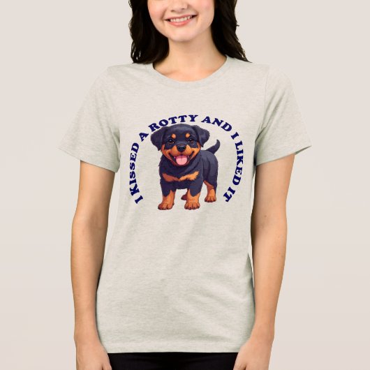 ロットワイラーの子犬にキスをした トライブレンドTシャツ (正面)
