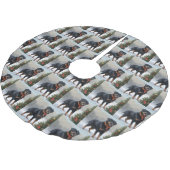 ロットワイラーの犬が雪のクリスマス ブラッシュドポリエステルツリースカート (アングル)