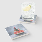 ロットワイラーの犬が雪の中でクリスマストラックに座って ストーンコースター (横)