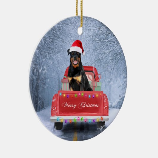 ロットワイラーの犬が雪の中でクリスマストラックに座って セラミックオーナメント (右)