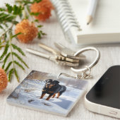 ロットワイラーは雪のクリスマスを許す キーホルダー (正面右)