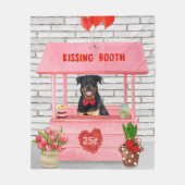 ロットワイラードッグバレンタインデーキスをするス フリースブランケット (正面)