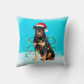 ロットワイラー犬が雪の中でサンタ帽子の灯りを持つ クッション (裏面)