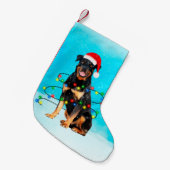 ロットワイラー犬が雪の中でサンタ帽子の灯りを持つ スモールクリスマスストッキング (正面 (吊り時))