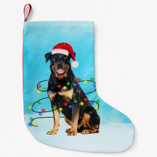 ロットワイラー犬が雪の中でサンタ帽子の灯りを持つ スモールクリスマスストッキング (正面)