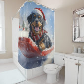 ロットワイラー犬のソリで雪のクリスマス シャワーカーテン (インサイチュ)