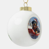 ロットワイラー犬のソリで雪のクリスマス セラミックボールオーナメント (左)