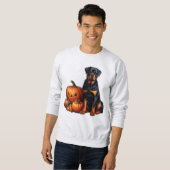 ロットワイラー犬ハロウィンカボチャのそばに座る スウェットシャツ (正面フル)