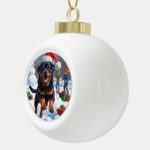ロットワイラー走のクリスマス帽子と雪の中 セラミックボールオーナメント (右)
