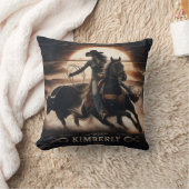 ロデオの競技者が夕暮れに牛をロープで囲む クッション (ブランケット)