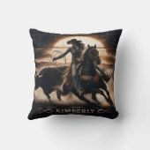 ロデオの競技者が夕暮れに牛をロープで囲む クッション (裏面)