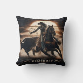 ロデオの競技者が夕暮れに牛をロープで囲む クッション (正面)