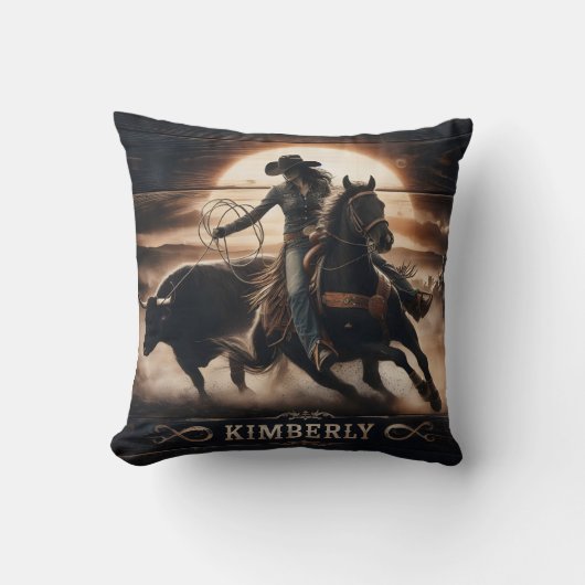 ロデオの競技者が夕暮れに牛をロープで囲む クッション (正面)