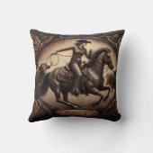 ロデオイベントと女性のカーボーイと牛の日没 クッション (裏面)