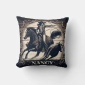 ロデオ女性のカーボーイロピンアステアアットサンセット クッション (正面)