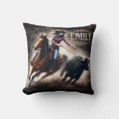 ロデオ女性のカーボーイローピングアカーフアットサンセット クッション (正面)