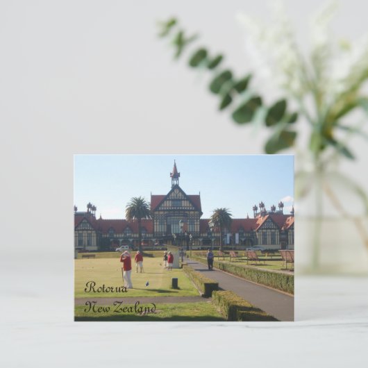 ロトルア美術館はがき前のクロケー ポストカード (スタンド正面)