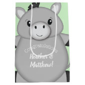 ロバの赤ちゃんシャワーグリーン ミディアムペーパーバッグ (裏面)