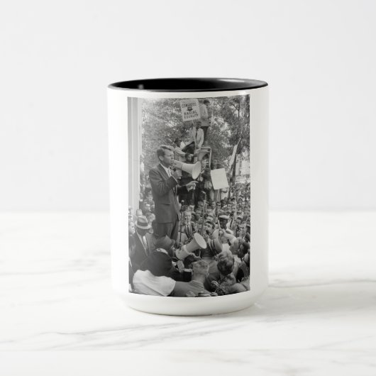 ロバート・ケネディ上院議員、米国大統領選に立候補 マグカップ (中央)