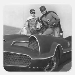 ロビンとバットマンがバットモービルに立つ スクエアシール