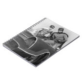 ロビンとバットマンがバットモービルに立つ ノートブック (左側)