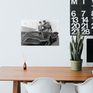 ロビンとバットマンがバットモービルに立つ ポスター