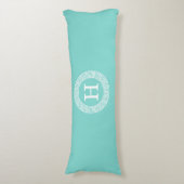 ロビンエッグウィットギリシャ鍵Rndフレームイニシャルモノグラム ボディピロー (正面縦)