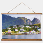 ロフォテンノルウェーレーヌヴィレッジアンダーサニーブルースカイ 吊り下げ型タペストリー (正面)