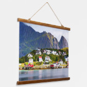 ロフォテンノルウェーレーヌヴィレッジアンダーサニーブルースカイ 吊り下げ型タペストリー (傾斜あり)