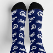 ロブスターとカニのネイビーブルーとホワイトパターン（の模様が）ある ソックス (上部)