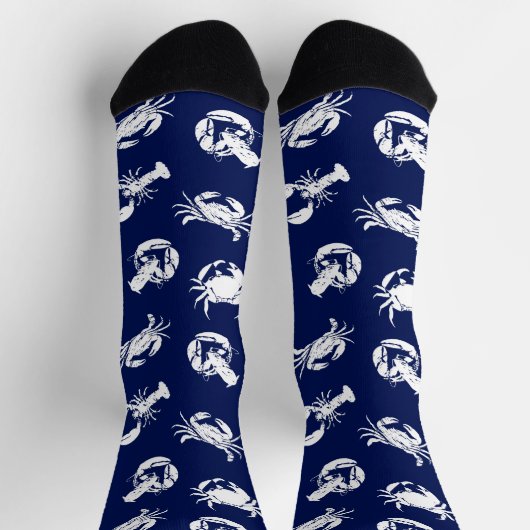 ロブスターとカニのネイビーブルーとホワイトパターン（の模様が）ある ソックス (上部)