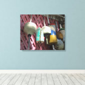 ロブスターブイ・オン・ピンク・ラティス – Martha's Vinyard キャンバスプリント (インサイチュ (ウッドフロア))