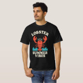 ロブスター サマー ヴァイブス – かわいい海岸のカニ Tシャツ (正面フル)