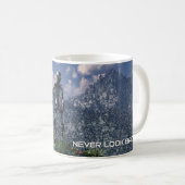 ロボットがいる未来の風景。Never Look Back コーヒーマグカップ (正面右)