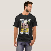 ロボット掃除機に乗った毛玉運勢の猫 Tシャツ (正面フル)